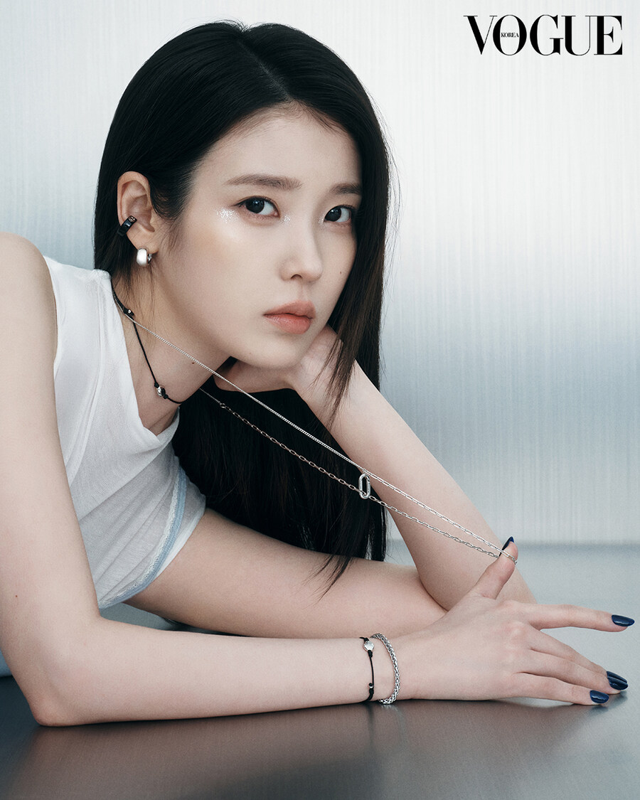 아이유, ‘HIP & CHILL’ 화보 “진짜 IU 맞아?”_1.jpg