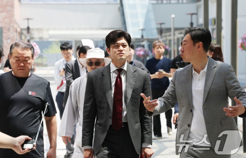 시흥 거북섬 인근 공실상가 둘러보는 김용태_2.jpg