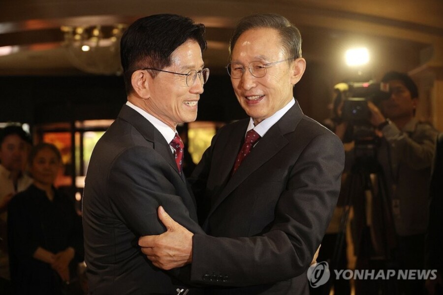 [포토] 포옹하는 김문수 후보-이명박 전 대통령_1.png