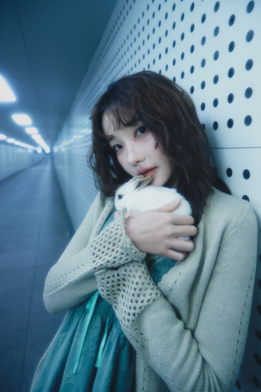 [컨셉포토] QWER 미니 앨범 '난 네 편이야, 온 세상이 불협일지라도' 마젠타_1.jpg
