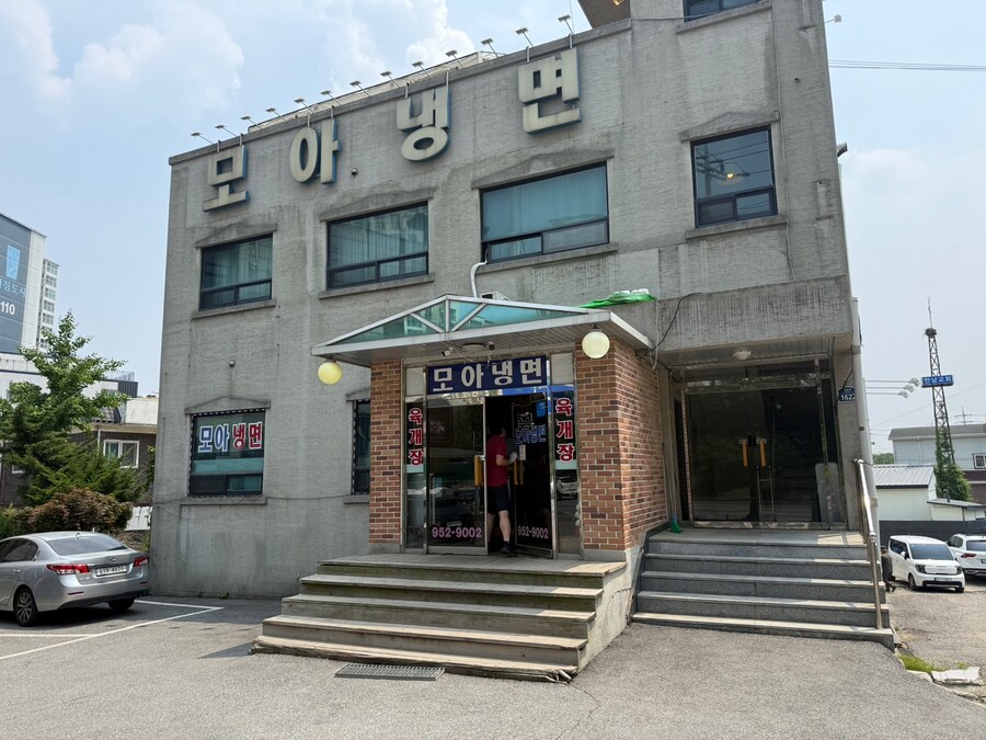 한국최초 F1테마 카페 : 오지는 냉면집 대기실 클라스_2.jpg