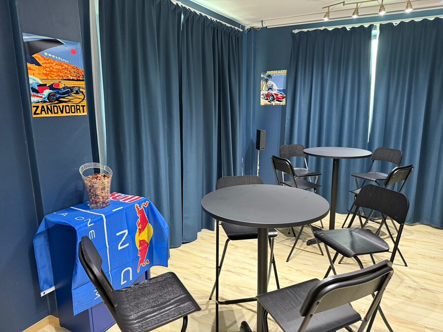 한국최초 F1테마 카페 : 오지는 냉면집 대기실 클라스_9.jpg