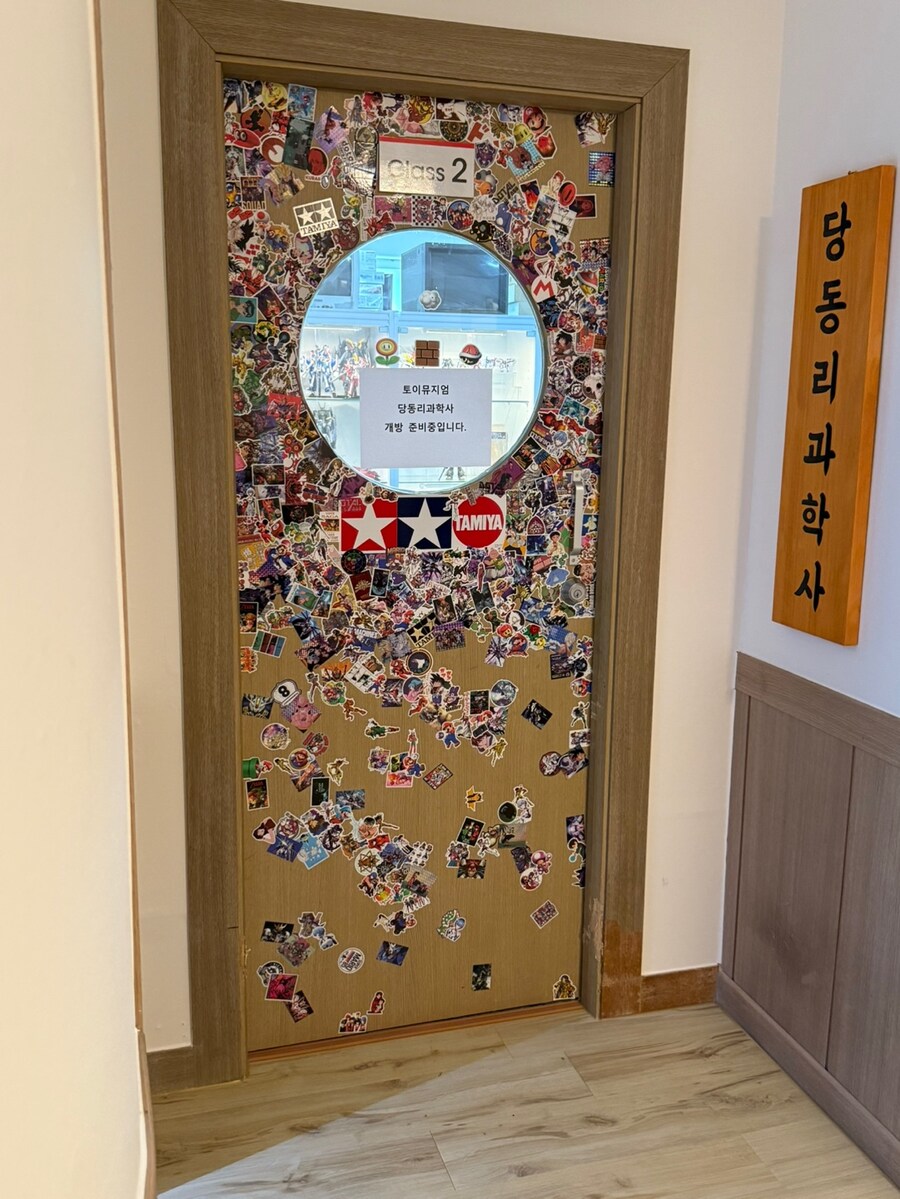 한국최초 F1테마 카페 : 오지는 냉면집 대기실 클라스_20.jpg