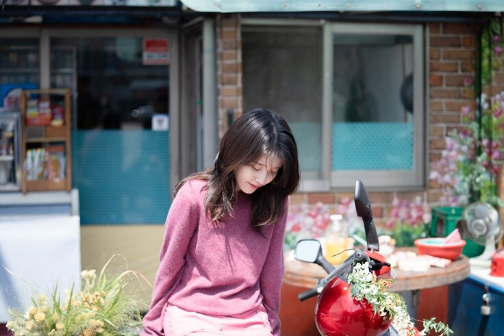 멜론 매거진, 아이유 [꽃갈피 셋] 자켓 촬영 현장_4.jpg