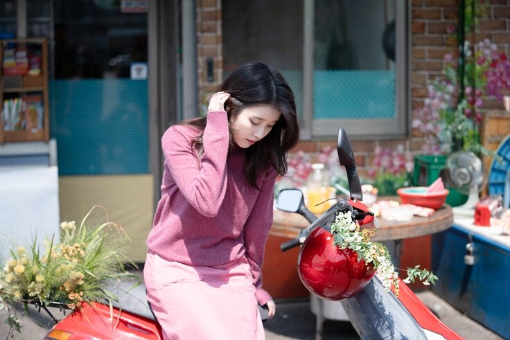 멜론 매거진, 아이유 [꽃갈피 셋] 자켓 촬영 현장_5.jpg