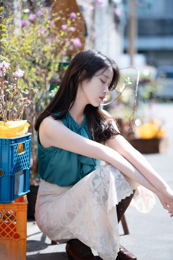 멜론 매거진, 아이유 [꽃갈피 셋] 자켓 촬영 현장_9.jpg