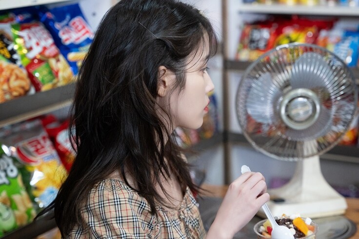 멜론 매거진, 아이유 [꽃갈피 셋] 자켓 촬영 현장_14.jpg