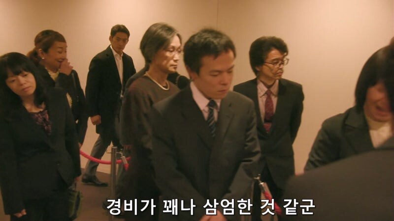 경비원 : 경찰이시라고요? 경찰수첩을 보여주시죠
