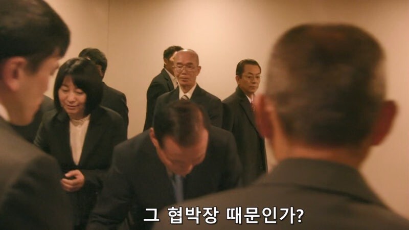 경비원 : 경찰이시라고요? 경찰수첩을 보여주시죠_2.jpg