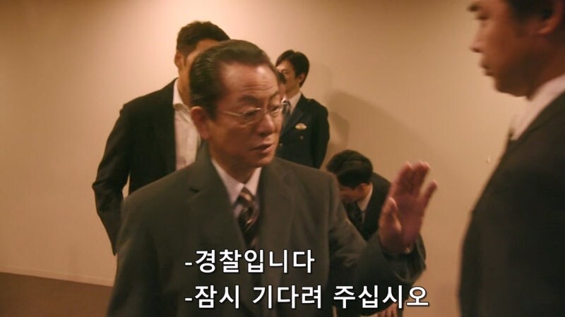 경비원 : 경찰이시라고요? 경찰수첩을 보여주시죠_5.jpg