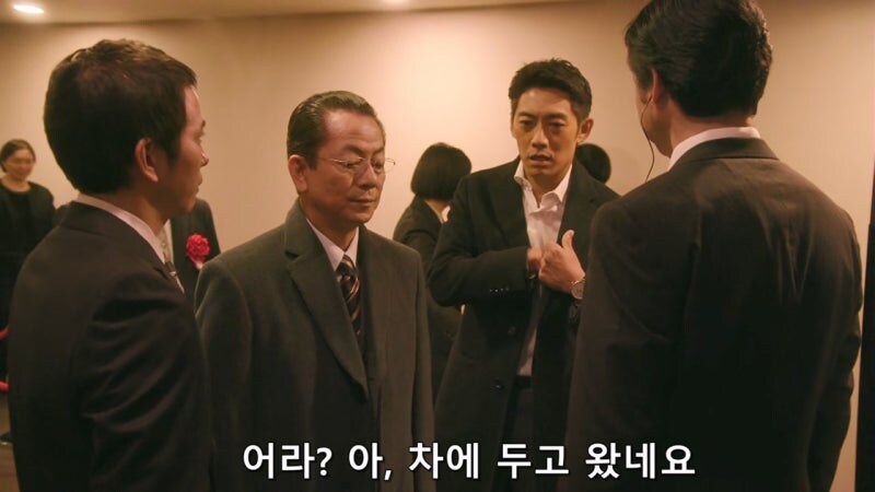 경비원 : 경찰이시라고요? 경찰수첩을 보여주시죠_8.jpg