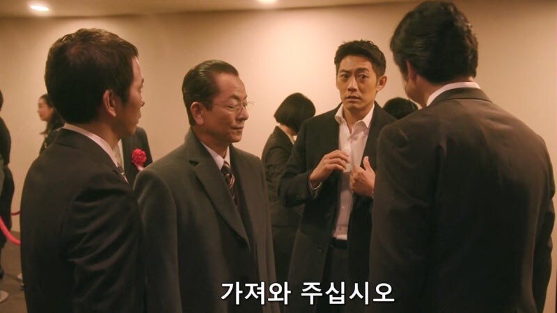 경비원 : 경찰이시라고요? 경찰수첩을 보여주시죠_9.jpg