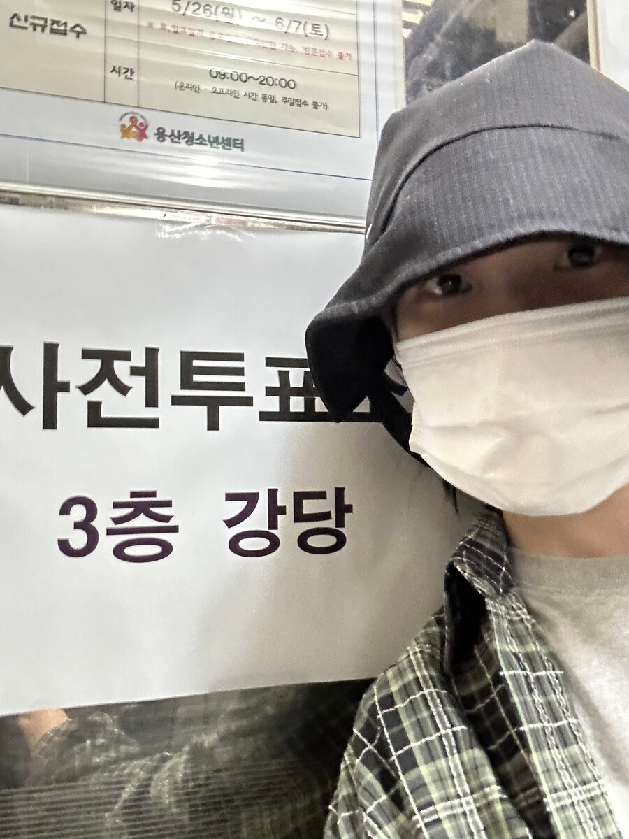 아이유도 무채색 옷 입고…사전투표 완료_1.jpg