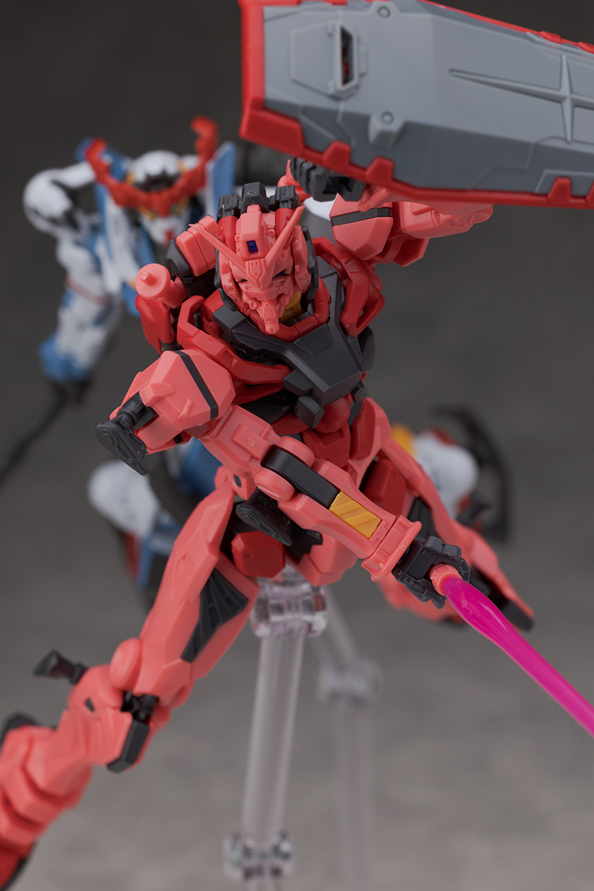 HG GQ 1/144 붉은 건담 해외 리뷰_86.jpg