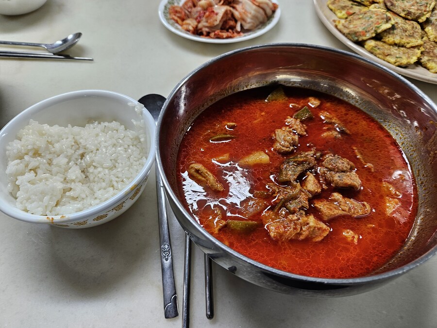 직장에서 3천원으로 해먹는 점심 고추장찌개 참치야채전_10.jpg