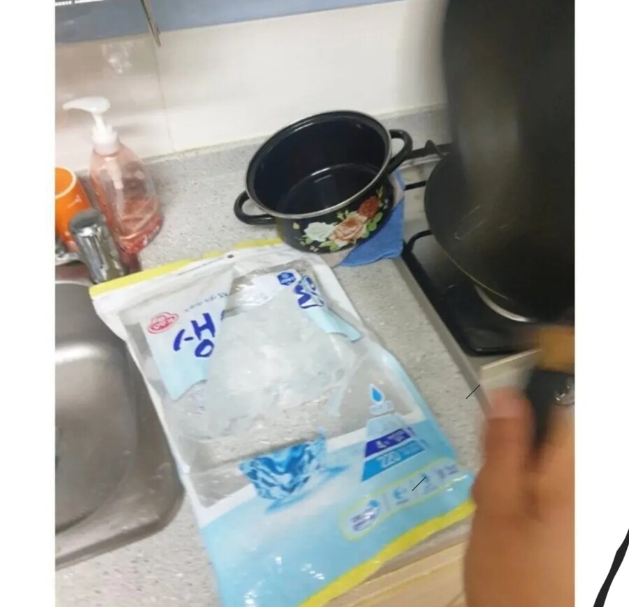 단단한 얼음 쉽게 부수는 꿀팁 알려준다ㅋㅋㅋ_1.jpg