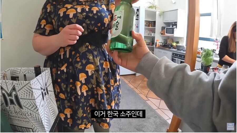 소주를 좋아하는 서양 누님_3.jpg