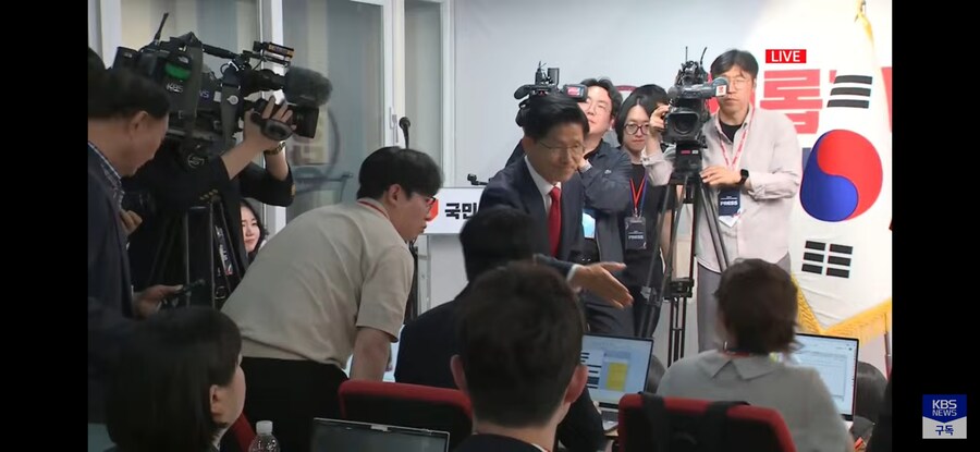 [태도보수] 문수옹 낙선인사 + 기자들 하나하나 일일이 인사_5.jpg