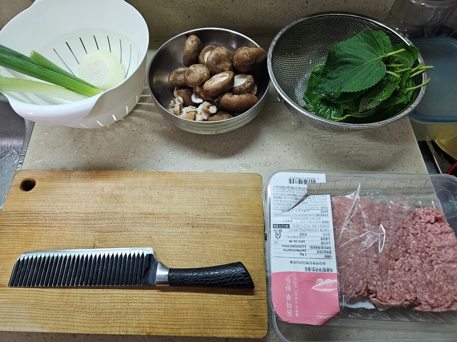 직장에서 3천원으로 해먹는 점심 깻잎만두 표고버섯후라이_1.jpg