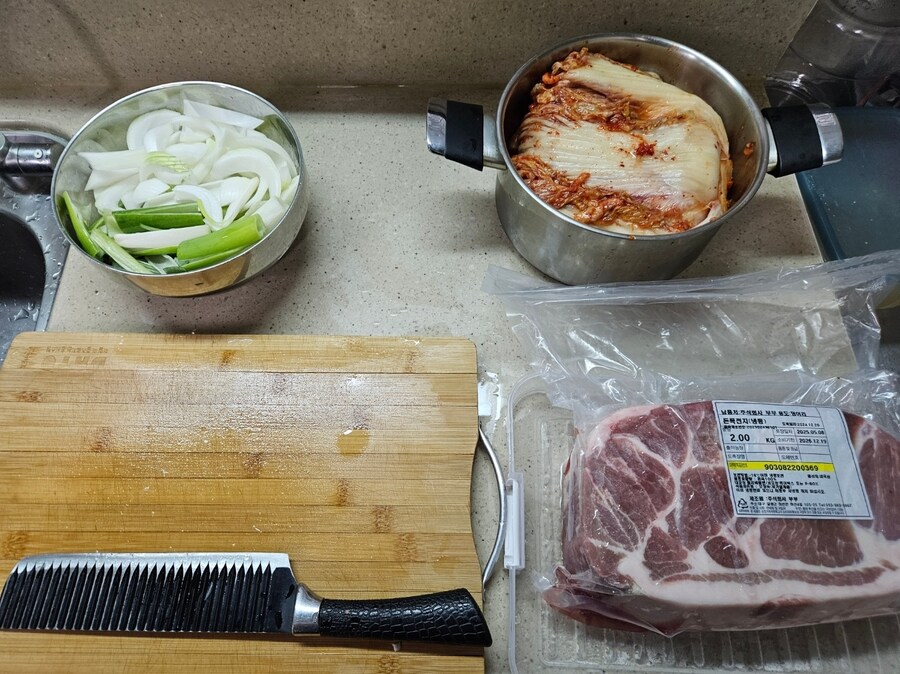 직장에서 3천원으로 해먹는 점심 김치찜_2.jpg