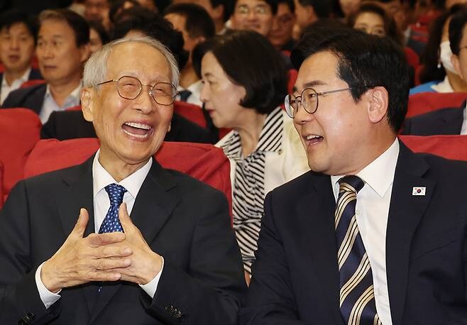 “고생했고 더 열심히 일하자” 민주 선대위 공식 해단_1.jpg
