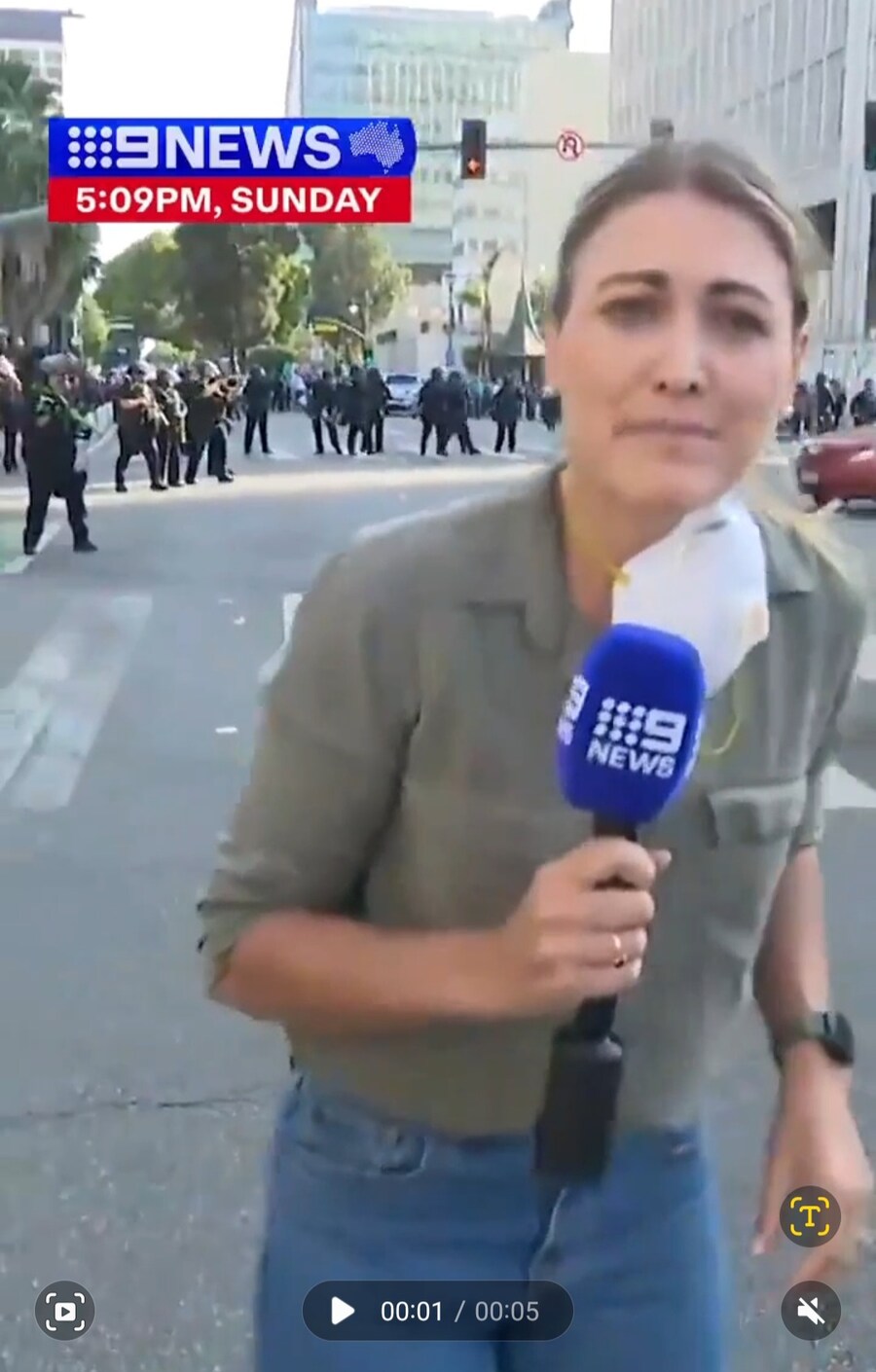 어제 LA현장에 파견된 호주 뉴스 리포터에 고무탄 조준사격하는 LAPD_2.jpg