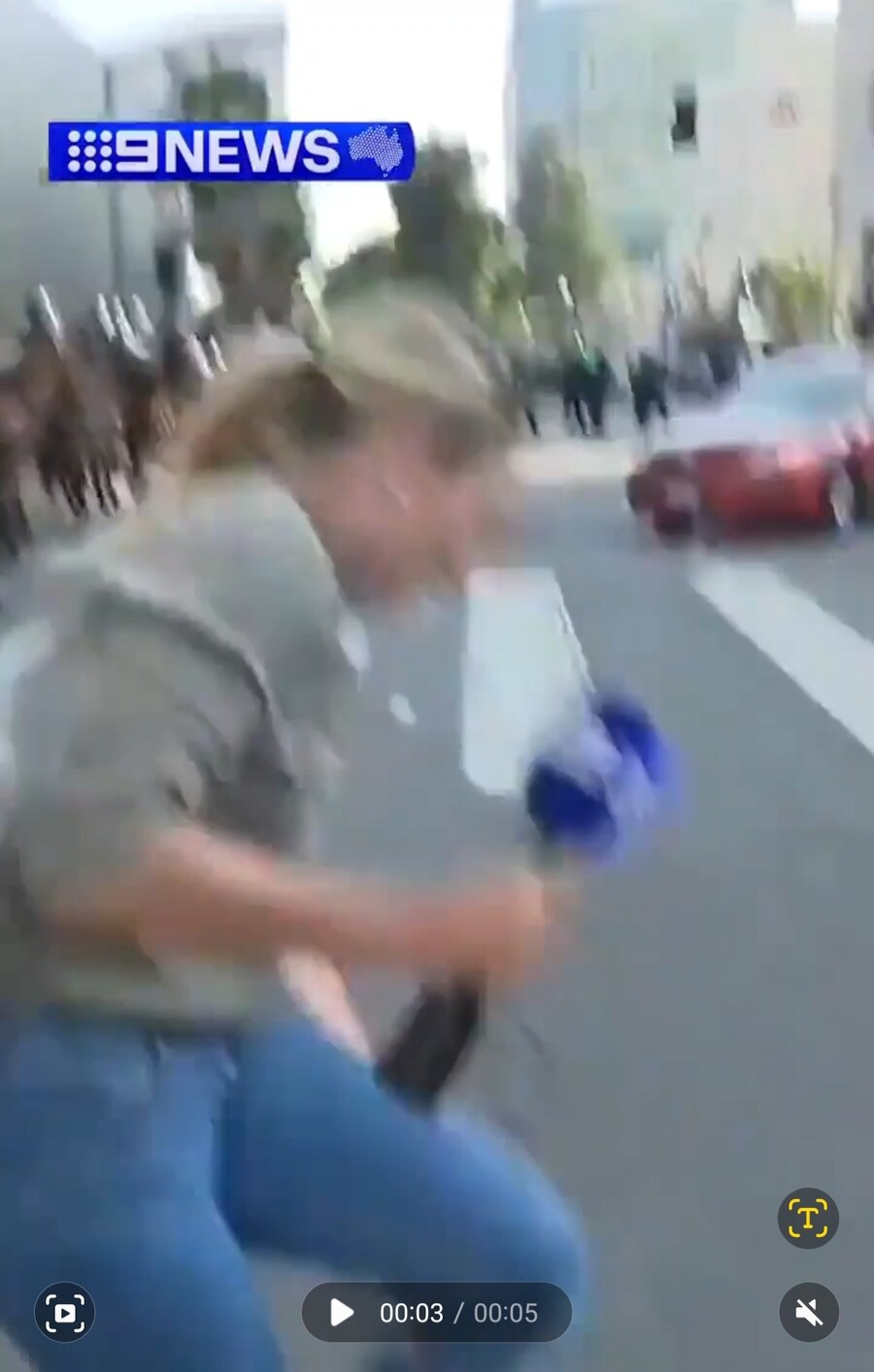 어제 LA현장에 파견된 호주 뉴스 리포터에 고무탄 조준사격하는 LAPD_7.jpg