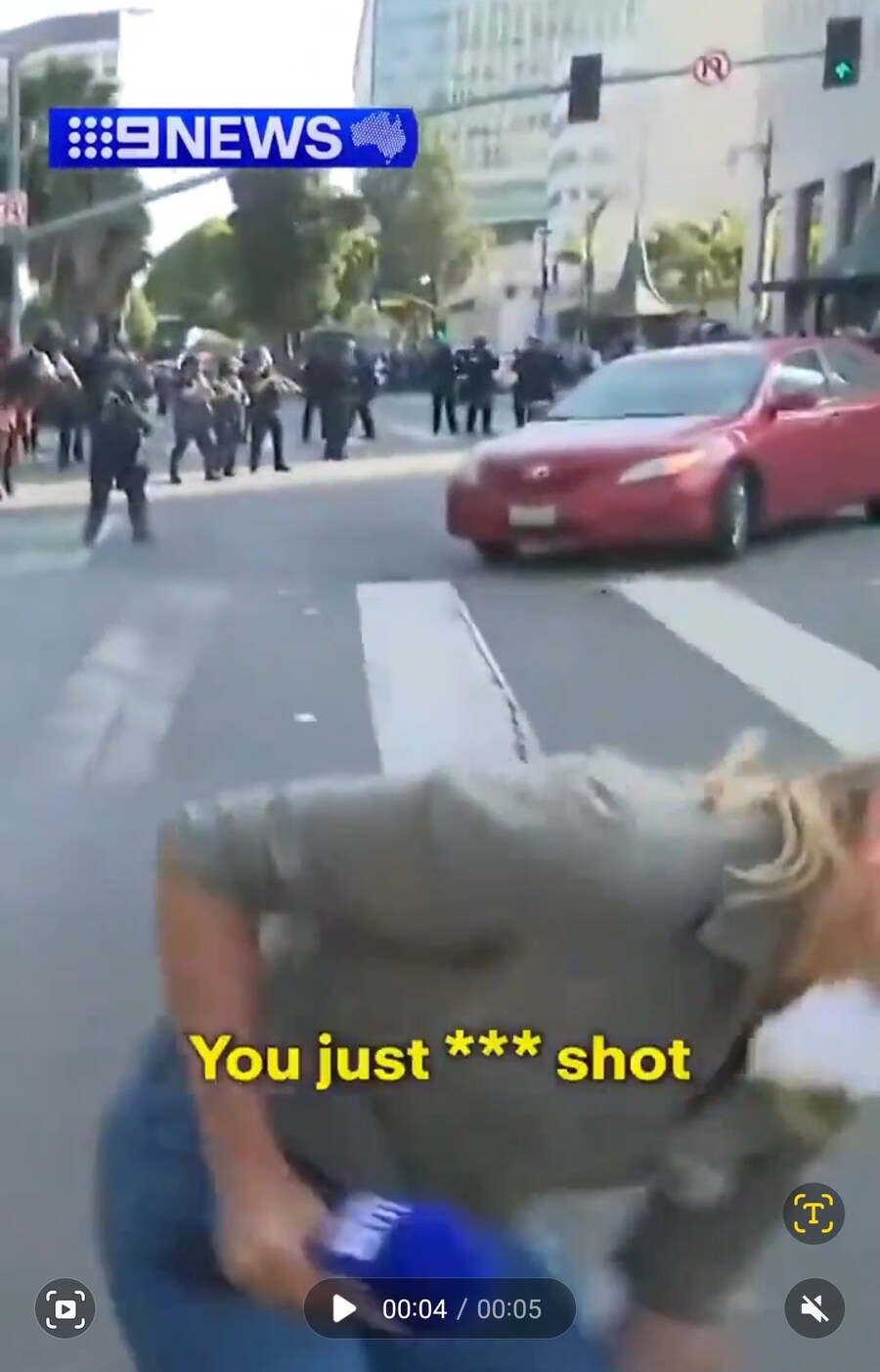 어제 LA현장에 파견된 호주 뉴스 리포터에 고무탄 조준사격하는 LAPD_9.jpg