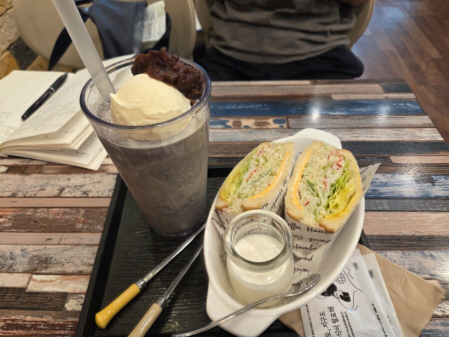 샌드위치와 흑임자 빙수쉐이크 입니다_1.jpg