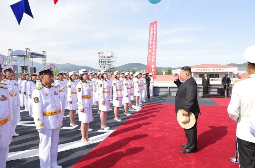 좌초되었던 북한 최현급 구축함 2번함인 강건함 진수식.PNG_13.jpg