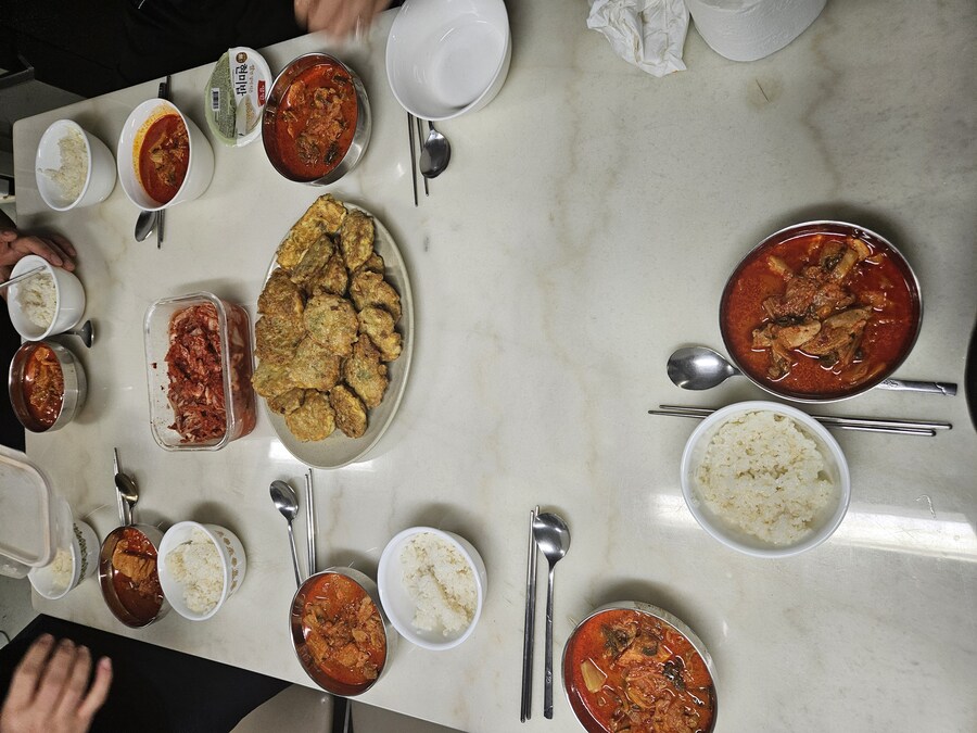 직장에서 3천원으로 해먹는 점심 닭고기완자전 돼지고기김치찌개_12.jpg