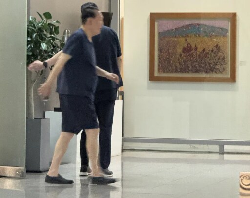 尹, 경찰 소환 불응하더니…'반바지 차림'으로 자택 지하상가서 목격_1.png