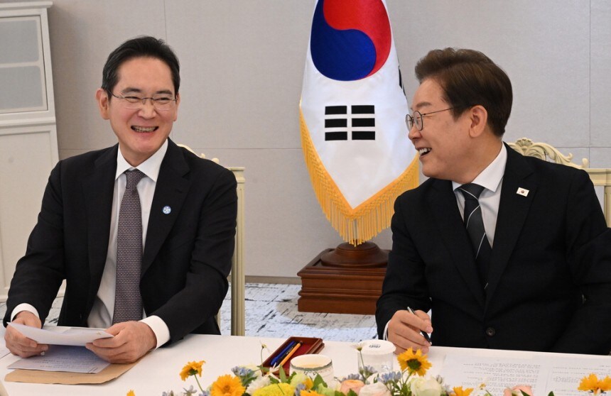 이재용 "대통령님 자서전 읽어봤습니다"… 140분 화기애애_1.jpg