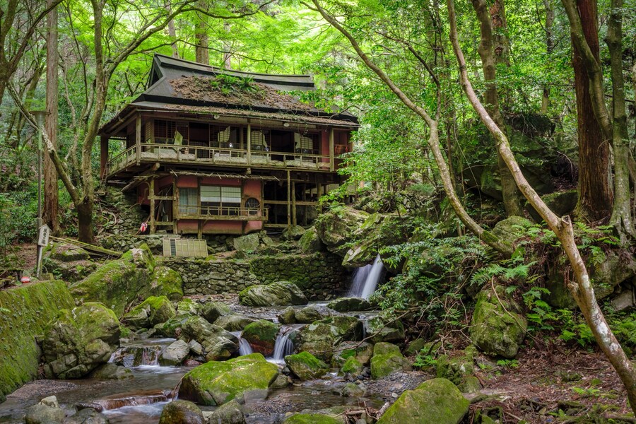 일본, 어떤 계곡에 있는 폐건물🏚️_2.jpg