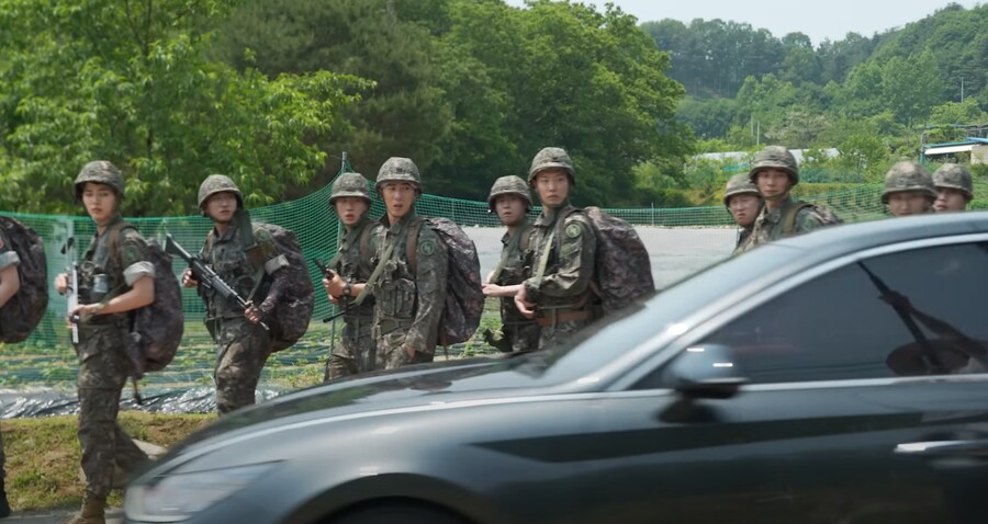 군대) 유튜브 보는데 이 장면 ㄹㅇ 현타 씨게 느껴짐_1.png