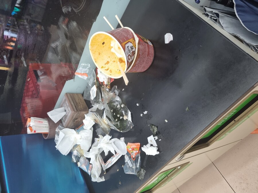 (편돌이) 거 더럽게도 쳐먹고갔네_1.jpg