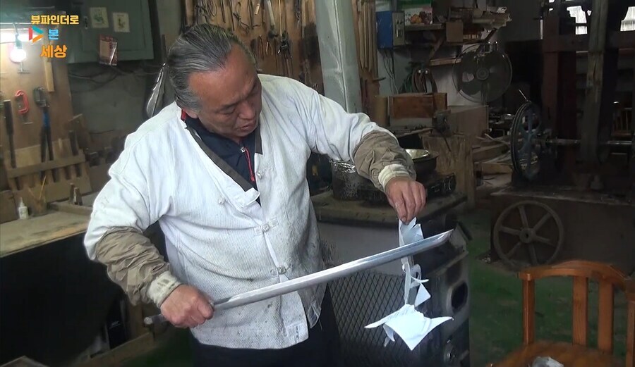 지금까지 명맥을 이어온 한국의 전통도검 제작 현장_37.jpg