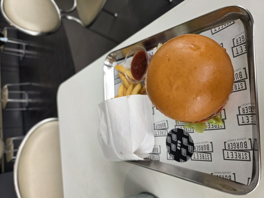 자기 프랜차이즈 식당에 당당하게 자기 얼굴 거는 분_3.jpg