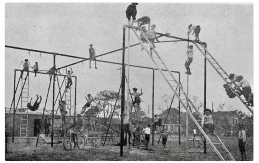 1900년대 초반 놀이터_1.jpg