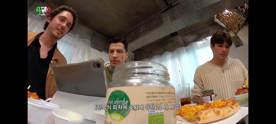 이탈리아인 3명 잡아서 감금하고 아아 먹이는 유튜브 방송_21.jpg