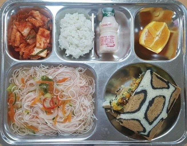 요즘 고등학교 급식 퀄리티.jpg_1.jpg