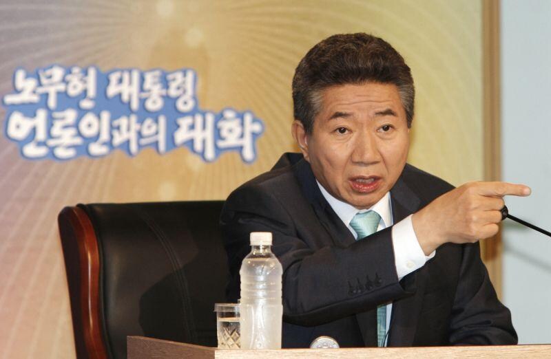 노무현 전 대통령) 17년 전 오늘 찍힌 사진들.jpg_18.jpg