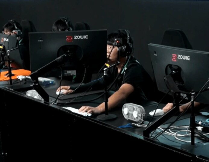 모니터 각도 지리는 프로게이머.jpg_1.png