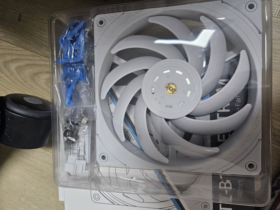 Cpu 쿨러 교체할놈 도착함 ㅎㅎ_2.jpg