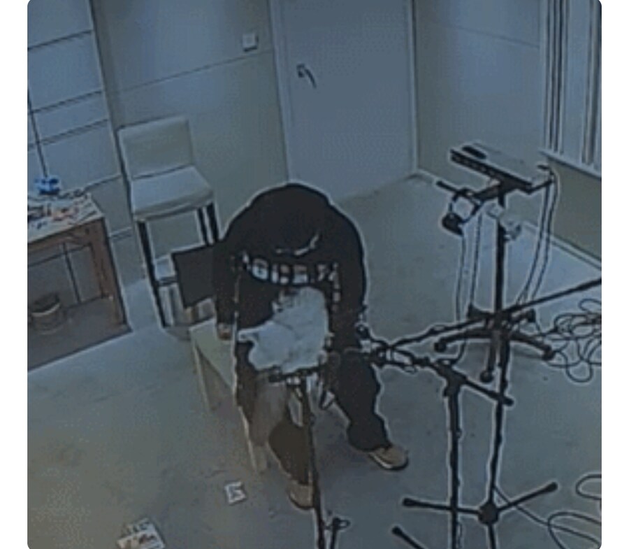 녹음실에서 깐깐하게 구는 게임 성우.jpg_2.png