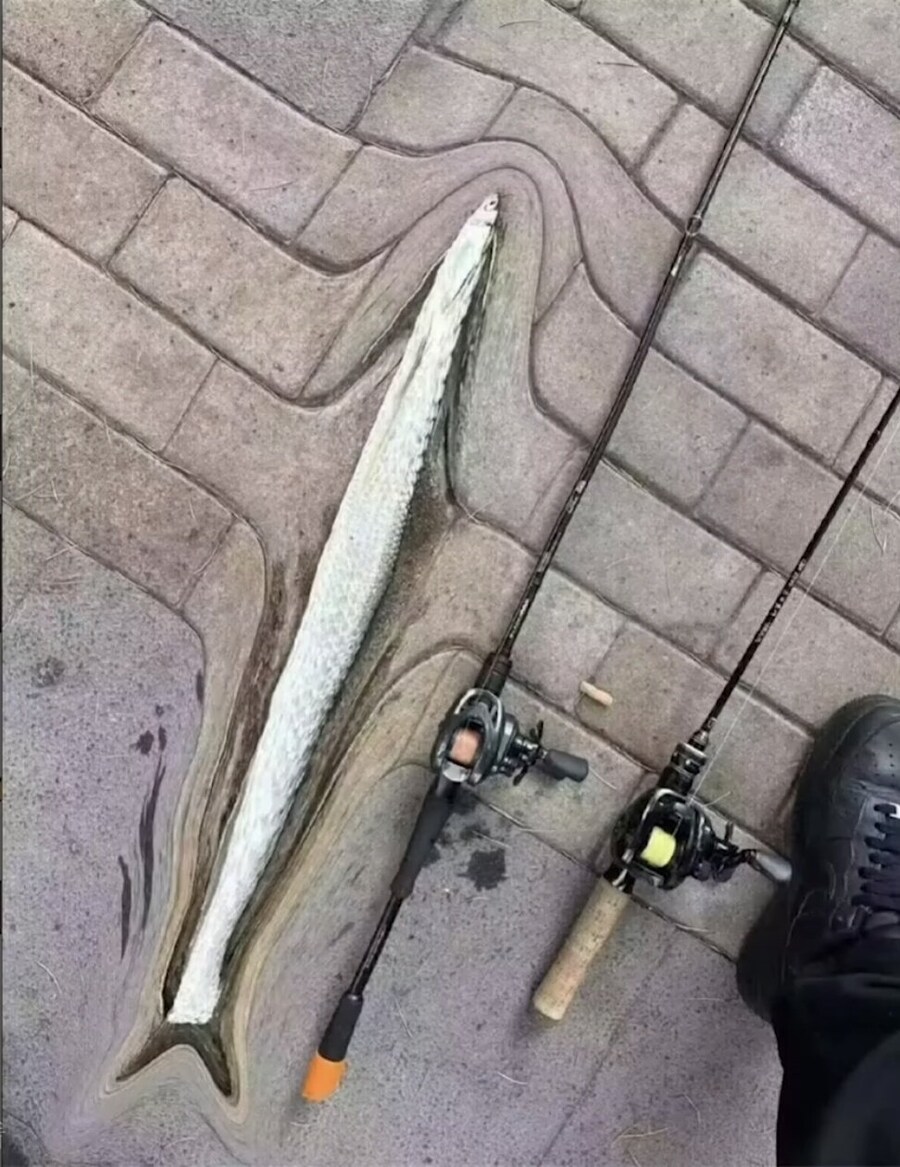 큰물고기 잡았다고 자랑하는 낚시꾼_2.jpg