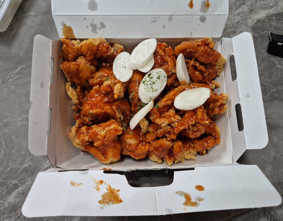 양념치킨 샀는데.._1.jpg