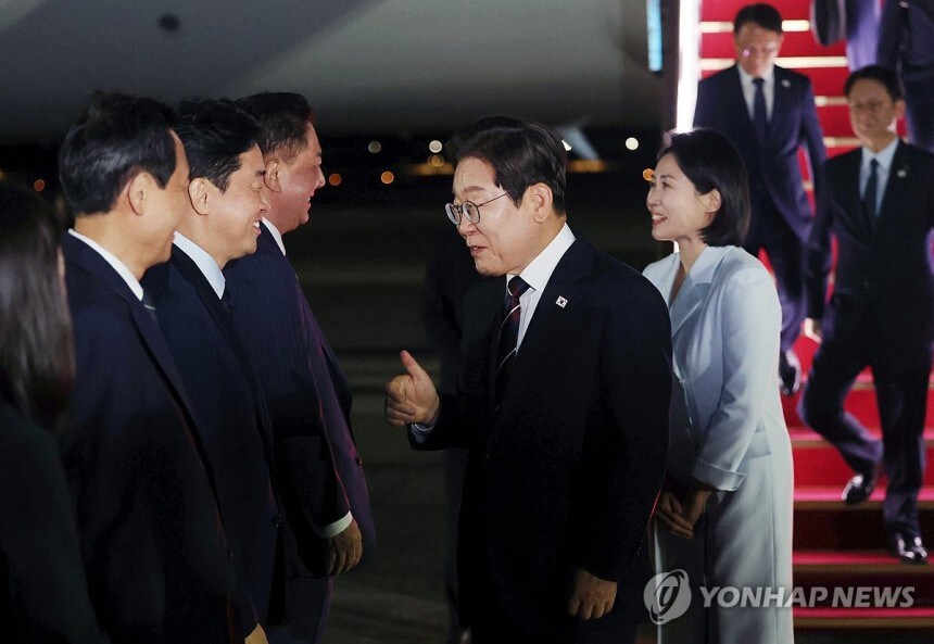 李대통령 귀국하자 마자 "나 없어 좋았다면서요?" 강훈식 '머쓱'_1.jpg