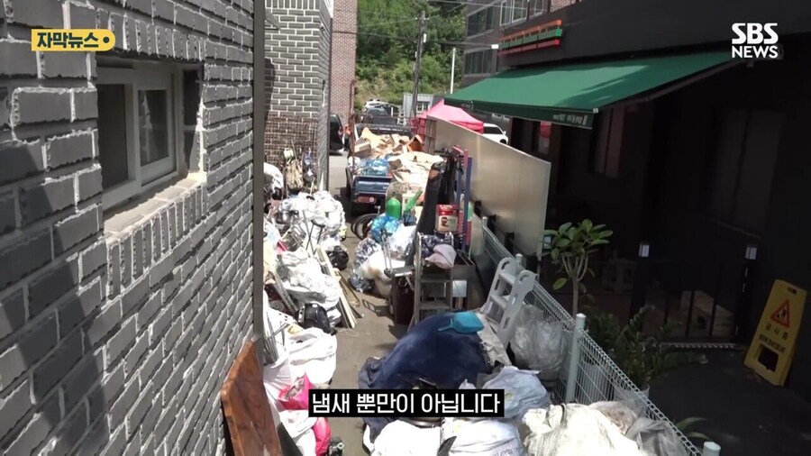 8년동안 공용 주차장에 고물 쌓아놓은 사람_12.jpg