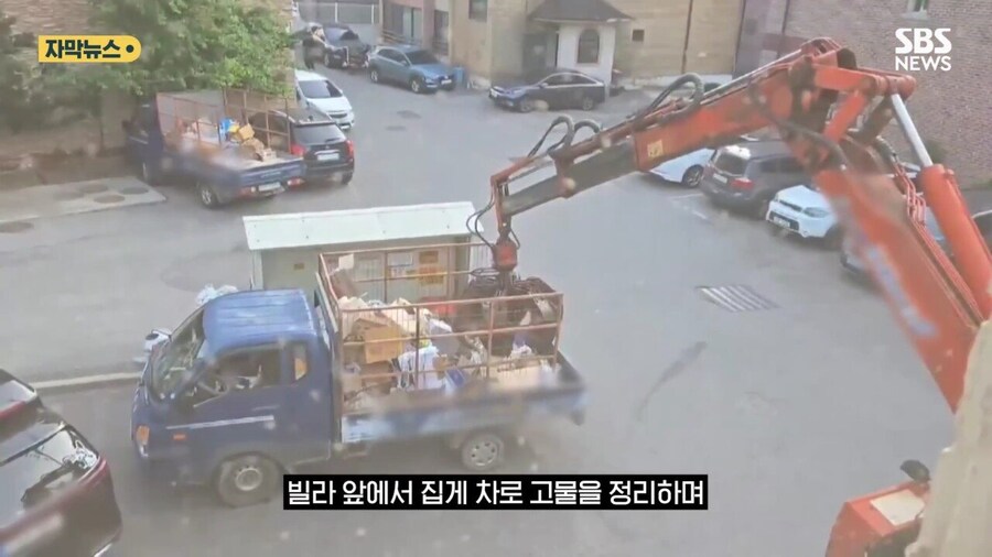 8년동안 공용 주차장에 고물 쌓아놓은 사람_16.jpg